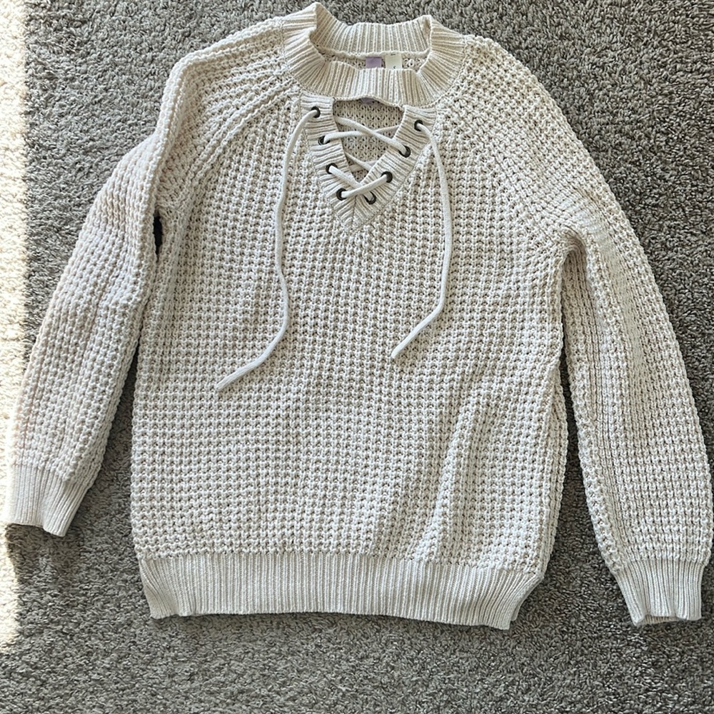 Alya White Sweater
